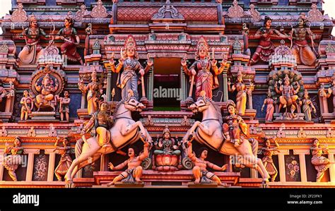  Sri Mariamman Temple: A Riot of Colour and Divine Intricacy in the Heart of Kuala Lumpur!